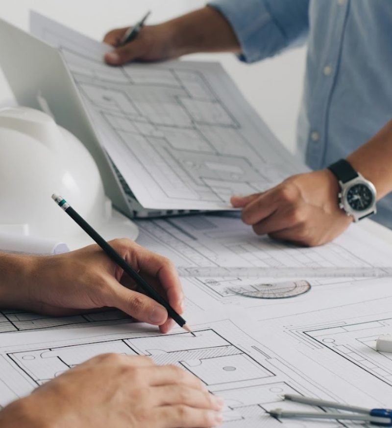 Profesional revisando planos de un proyecto de edificación en Dos Hermanas